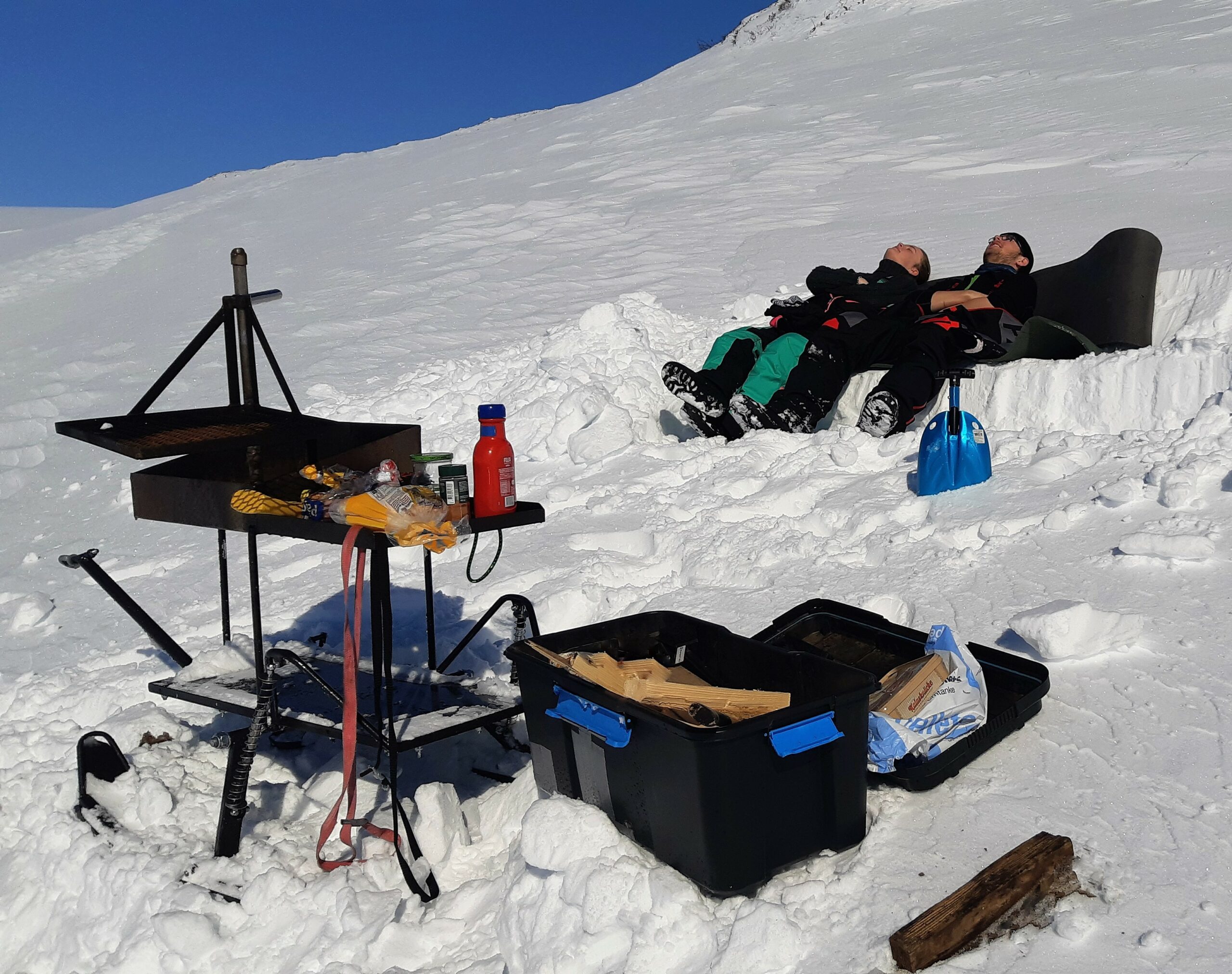 Grillkälken uppställd för en paus i snön, med grill och utrustning